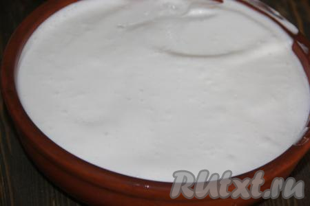 Вылить белковую массу в форму (у меня керамическая круглая форма диаметром 20 см).