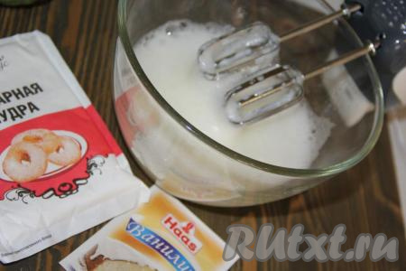 Затем постепенно к белкам всыпать сахарную пудру и ванилин, продолжая взбивать миксером.