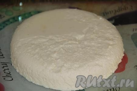 Когда масса полностью застынет (у меня застыла за 2 часа), пройтись по краю формы ножом и перевернуть форму. Если боитесь, что не получится ровно перевернуть застывшую массу, застелите предварительно форму (перед выливанием в неё желатиново-белковой массы) пищевой плёнкой.