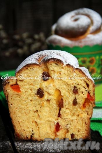 Вот таким красивым получается в разрезе кулич-рулет. Пасхальная выпечка, приготовленная по этому рецепту, получается не сухой и очень вкусной.