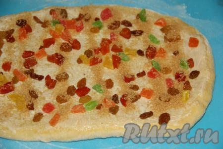 Присыпать 75 граммами цукатов и 50 граммами сахара (я использовала коричневый сахар).