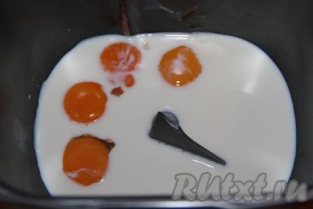 Влить в ведёрко хлебопечки тёплое молоко (температура молока, примерно, 40 градусов), всыпать сахар и добавить желтки.