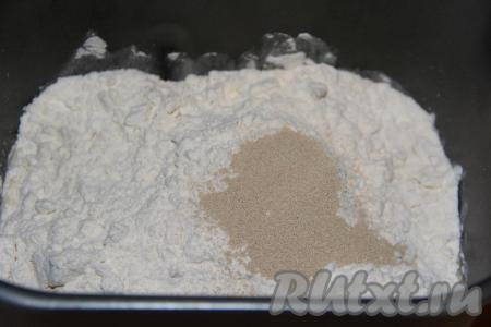 Всыпать просеянную муку, добавить дрожжи, соль и ванилин.