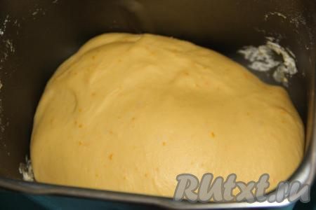 Выставить режим хлебопечки "Замес теста" (в моей модели хлебопечки этот режим выполняется в течение 1,5 часов). Если готовить тесто руками, то всыпать в тёплое молоко дрожжи и оставить опару на 10 минут. Температура молока должна быть не более 40 градусов. По прошествии 10 минут поверхность опары запенится, значит дрожжи ожили. Соединить в глубокой миске опару, растопленное сливочное масло (оно не должно быть горячим), желтки, цедру, сахар и ванилин, слегка перемешать, всыпать муку и соль. Замесить нежное тесто, хорошо его вымесить (не менее 15 минут), а затем оставить на 1,5 часа в тепле. За это время тесто вырастет в несколько раз, теперь оно готово к дальнейшей работе.