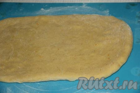 Одну часть теста раскатать в прямоугольный пласт толщиной, примерно, 1 см.