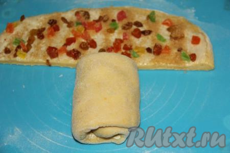 Разрезать тесто по длине на две части. Первую часть теста с цукатами скрутить в неплотный&nbsp;рулетик. Вторую полоску теста с цукатами обернуть вокруг получившегося рулетика с цукатами.