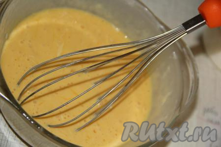 Перемешать венчиком и заливка готова.