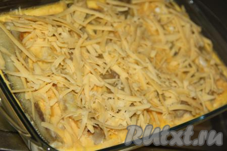 Затем достать форму из духовки, присыпать блюдо натёртым сыром и отправить в духовку ещё на 15 минут.