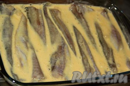 Минтая, выложенного в форму для запекания, залить яично-майонезной заливкой, поставить в разогретую духовку и запекать минут 15 при температуре 200 градусов.