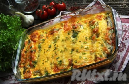 Минтай, запечённый в яично-майонезной заливке в духовке, получается сочным, аппетитным и очень вкусным, к столу подаём рыбку в горячем виде.