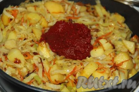 Затем к овощам добавить томатную пасту, соль и специи, перемешать.