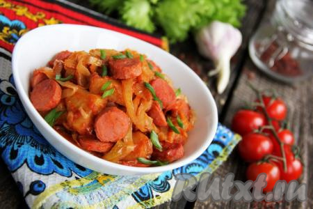 Капусту, тушёную с картошкой и сосисками, разложить со сковороды по тарелкам и в горячем виде подать к столу. Перед подачей можно посыпать зеленью. Блюдо по этому рецепту готовится из вполне доступных продуктов, а получается сочным, вкусным и сытным, попробуйте!