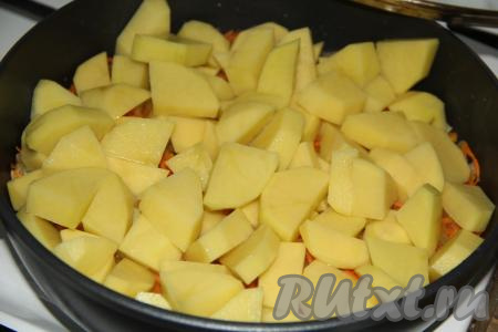 Картофель почистить, нарезать средними дольками и выложить в сковороду с обжаренными овощами, перемешать и жарить минут 5 на среднем огне.