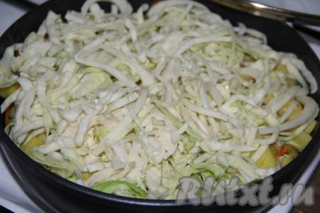 Капусту нашинковать и добавить в сковороду, сюда же влить 50 мл воды, накрыть крышкой и тушить овощи, иногда перемешивая, минут 15 на среднем огне.