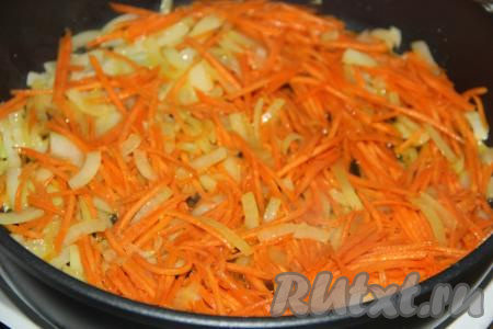 Перемешать лук с морковью и обжарить в течение 5 минут, не забывая иногда помешивать.