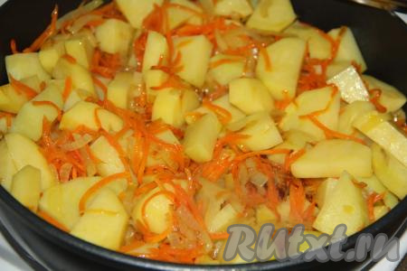 Картошку в процессе обжаривания&nbsp;нужно периодически перемешивать.