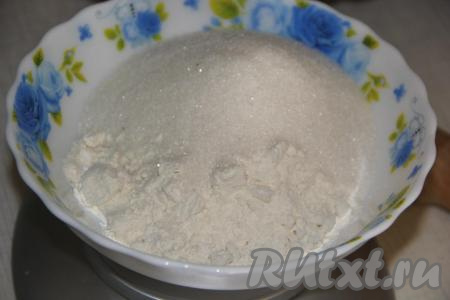 Для приготовления крошки соединить муку и сахар.