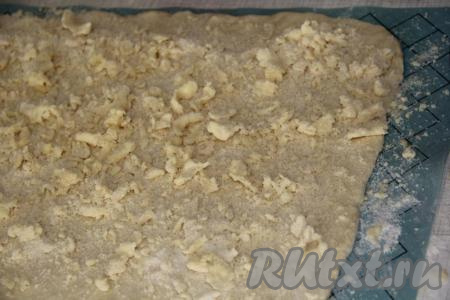 Присыпать пласт теста половиной крошки.