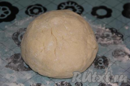 Замесить нежное и эластичное тесто, накрыть его полотенцем и оставить на столе на минут 15.