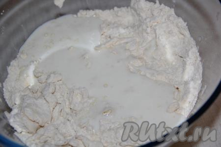 Влить кефир.