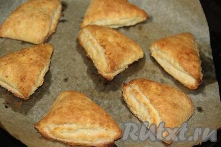 Выпекать слоёное печенье, замешанное на кефире и маргарине, в разогретой духовке при температуре 200 градусов минут 25.