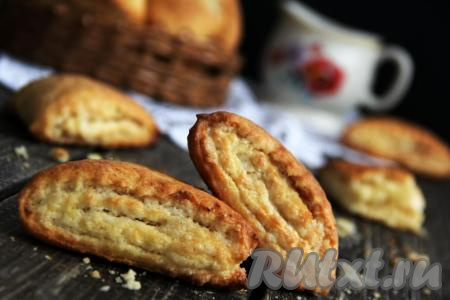 Готовые слойки слегка остудить,&nbsp;переложить на тарелку или блюдо и подать к столу.