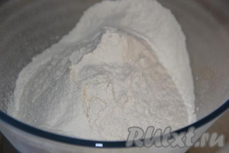 Просеять в миску муку и добавить разрыхлитель, перемешать.