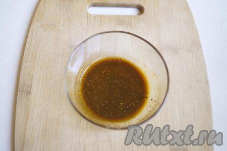 Для приготовления маринада смешать 1 столовую ложку растительного масла и 1 чайную ложку специй для курицы.