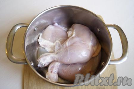 Вымыть куриные окорочка, снять с них кожу, а затем обсушить, переложить в миску.
