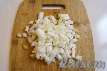 Лук и морковь необходимо вымыть и почистить. Лук нарезать крупными кубиками.