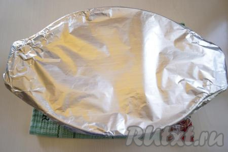 Форму с гречкой и куриными окорочками плотно накрыть фольгой. Поставить в предварительно разогретую до 180 градусов духовку на 1 час. Во время приготовления блюда следить за количеством воды. Возможно, её потребуется добавить, если гречка ещё будет не готова.