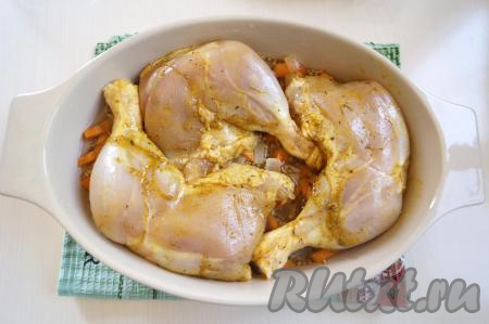 В форму влить горячую воду так, чтобы гречка сверху была покрыта водой на 1 см.