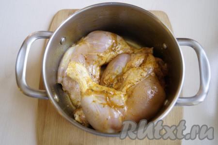 Вылить маринад к куриным окорочкам, посолить по вкусу. Хорошо перемешать руками, втирая маринад и соль в курицу. Накрыть миску с окорочками крышкой (или пищевой плёнкой) и убрать в холодильник на 1 час.