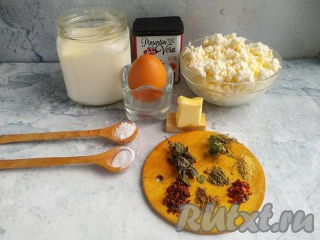 Подготовить продукты для приготовления сыра из творога, молока и яйца в домашних условиях.