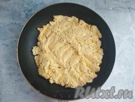 Получившуюся массу выложить на сухую сковороду, прогреть в течение 2 минут на среднем огне, постоянно перемешивая.