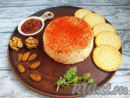 Нежный, вкусный, средне-солёный сыр, приготовленный из творога, молока и яйца в домашних условиях, переложить на тарелку для подачи, посыпать, по желанию, паприкой. Нарезать и подать к столу, например, с солеными крекерами и орешками или просто с кусочком хлеба. Хранить его можно в герметично закрытой таре в холодильнике в течение недели.