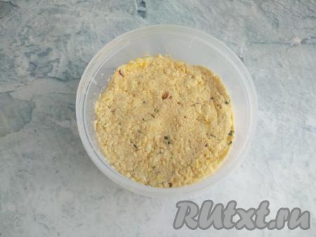 Затем выложить массу в подходящую форму, плотно утрамбовать, накрыть крышкой, дать остыть и поставить в холодильник на 12 часов.