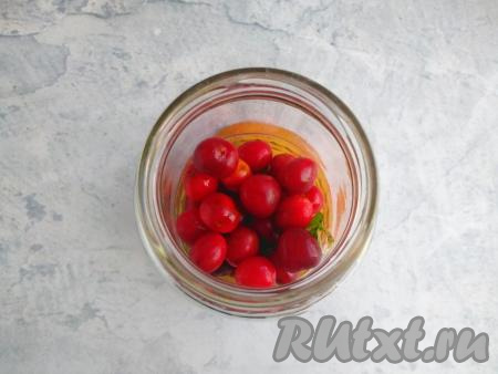 Затем выложить вымытую черешню, не вынимая косточки. Я использовала светлую и тёмную черешню. Вначале в банку я выложила светлую черешню.