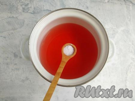 Лимонную кислоту тоже добавить в кастрюлю. Поставить кастрюлю на огонь, дать сиропу закипеть, а затем проварить пару минут на небольшом огне, чтобы все кристаллики сахара и лимонной кислоты полностью растворились. Кипящий сироп залить в банку с черешней и мятой. Закрутить банку с компотом герметично крышкой. Перевернуть банку на крышку, хорошо укутать и оставить часов на 12 (до полного остывания), затем убрать на хранение.