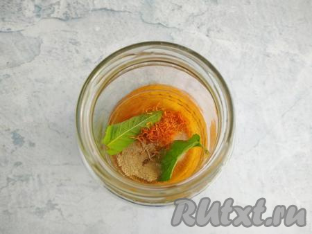 Чистую 1-литровую банку простерилизовать в СВЧ печи (для этого нужно налить в банку&nbsp;50 мл воды комнатной температуры, поставить в микроволновку на полную мощность на 3-4 минуты). Крышку ошпарить кипятком. Листочки мяты промыть. На дно банки выложить мяту, кардамон и цедру апельсина.