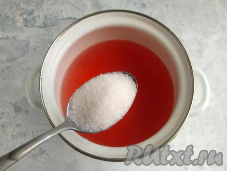 В кастрюлю с настоем всыпать сахар.