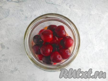 Следующий слой - тёмная черешня.