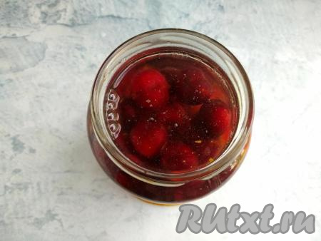 Залить банку с черешней до горлышка кипящей водой, неплотно накрыть крышкой. Укутать в полотенце и оставить на 30 минут для прогревания.