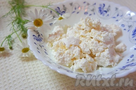 Желатин замочить в кипячёной воде и оставить разбухать на 15-30 минут. Время зависит от производителя и качества самого желатина, читайте подробно инструкцию. Тем временем, приготовим основные ингредиенты для нашей оригинальной закуски. Творог размять вилкой.