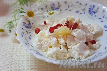 Добавить мелко нарезанный острый перец и пропущенный через пресс чеснок и соль.