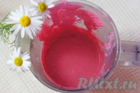 Все подготовленные ингредиенты соединить и перемешать, используя блендер. Добавить молоко или сливки и снова взбить. Свекольно-творожная основа не должна быть жидкой, но и не должна быть слишком густой.