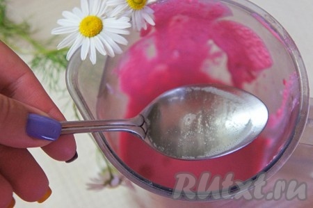 Желатин нагреть, но не кипятить. Добавить желатин к свекольно-творожному смузи. Перемешать.