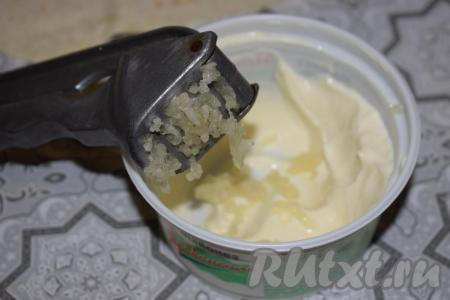 Приготовим соус для смазки лаваша, для этого в майонез выдавливаем при помощи чеснокодавки чеснок и перемешиваем.&nbsp;