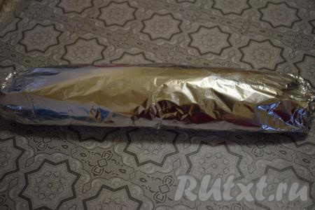 Заворачиваем рулет из лаваша и консервированной скумбрии в фольгу (или пищевую плёнку) и отправляем в холодильник минимум на 3&nbsp;часа. Лучше оставить рулет в холодильнике на ночь для пропитки.