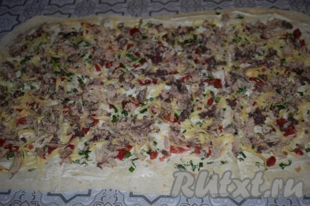 Размятую консервированную скумбрию равномерно раскладываем по поверхности лаваша.